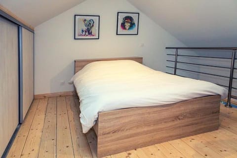 Le Clos de Tanvol - Parking privé GRATUIT- Terrasse Privée - Climatisation - Caravane Airstream Apartment in Bourgogne-Franche-Comté