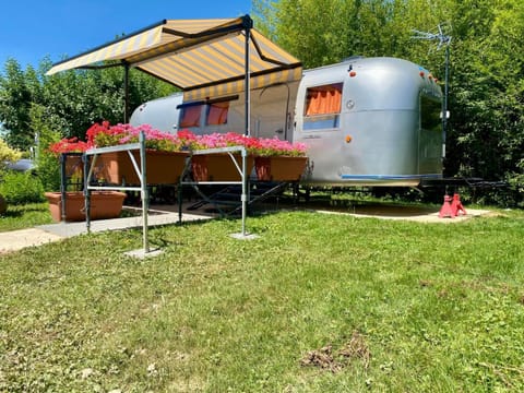 Le Clos de Tanvol - Parking privé GRATUIT- Terrasse Privée - Climatisation - Caravane Airstream Apartment in Bourgogne-Franche-Comté