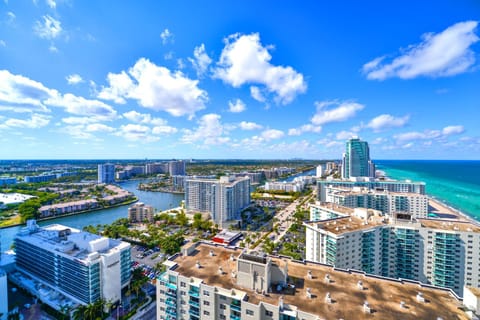 View (from property/room), Balcony/Terrace, City view, Sea view