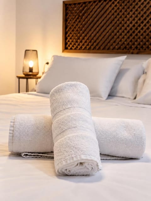 Bed, Bedroom, towels