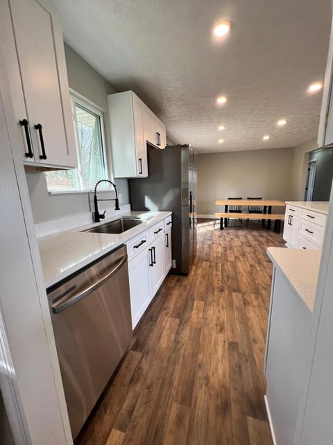 MidWay Mountain Views House in Asheville