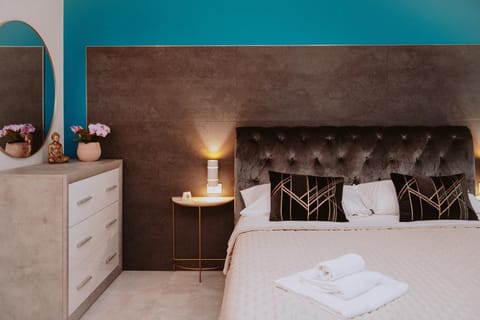 Bed, Photo of the whole room, Bedroom, towels