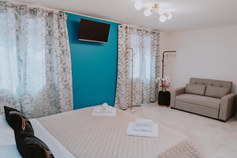 Bed, TV and multimedia, Photo of the whole room, Bedroom, towels