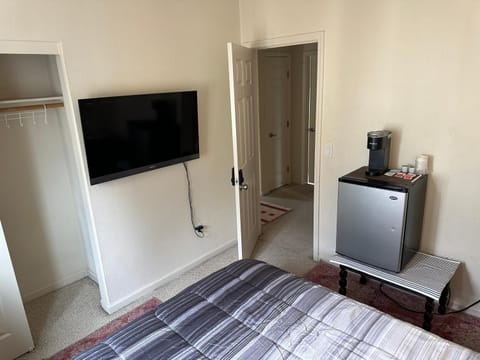 Bed, TV and multimedia, Photo of the whole room, Bedroom, minibar, wardrobe