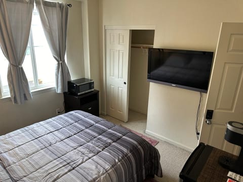 Bed, TV and multimedia, Photo of the whole room, Bedroom, wardrobe