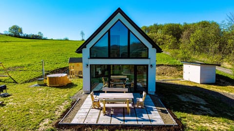 Property building, Patio, Spring, Day, Natural landscape, Garden, Garden view