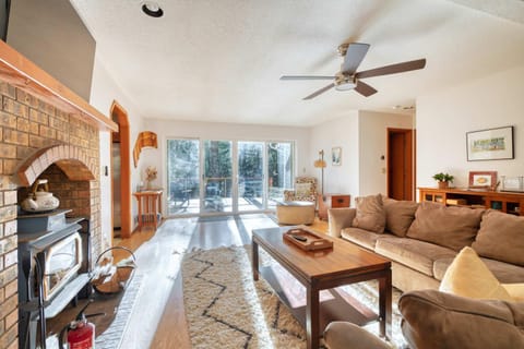 Stay Portland - Relaxing River Retreat House in Welches