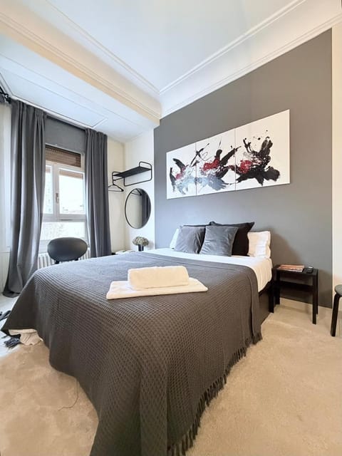 Bed, Photo of the whole room, towels