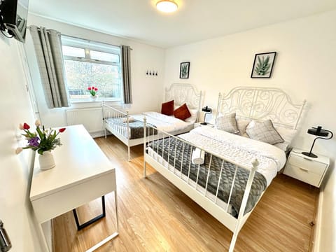 Communal lounge/ TV room, Bed, TV and multimedia, Bedroom, towels, towels