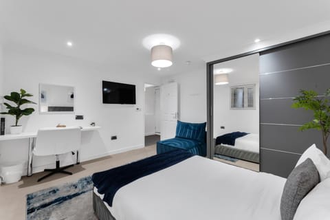 Bed, TV and multimedia, Bedroom