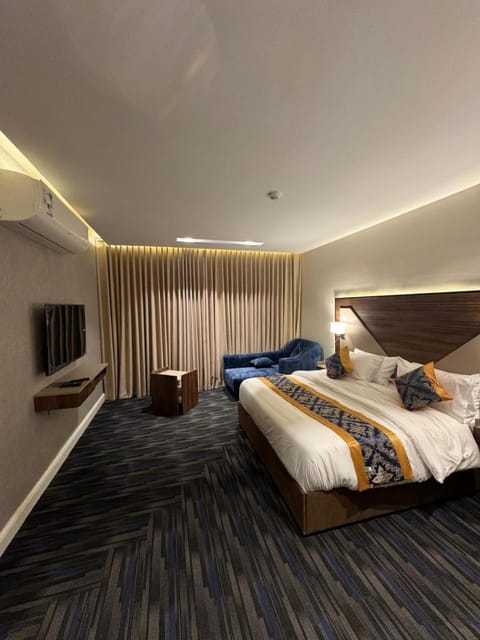 Shower, Toilet, Bed, Bathroom, TV and multimedia, Decorative detail, Seating area, Bedroom, furniture, hair dryier, internet, safe, towels, VIP, wardrobe, air conditioner