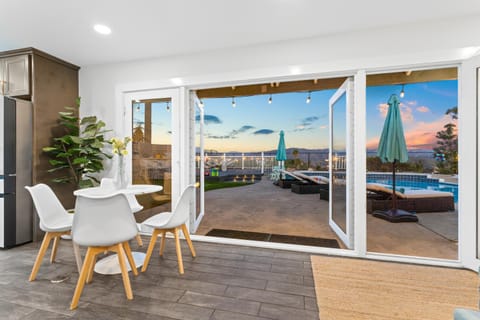 Upscale Resort House, Views, Saltwater Pool, Spa House in Spring Valley