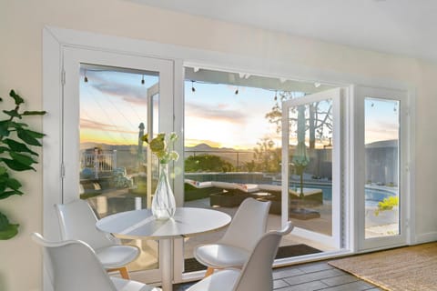 Upscale Resort House, Views, Saltwater Pool, Spa House in Spring Valley