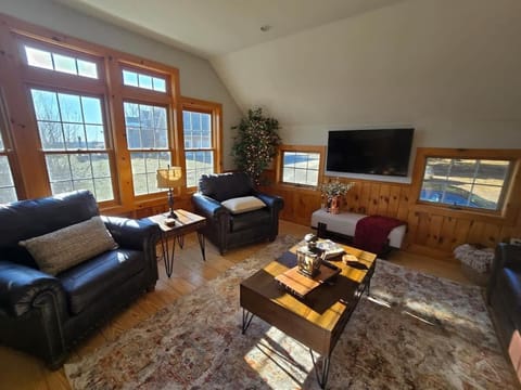 TV and multimedia, Living room, Seating area, Evening entertainment