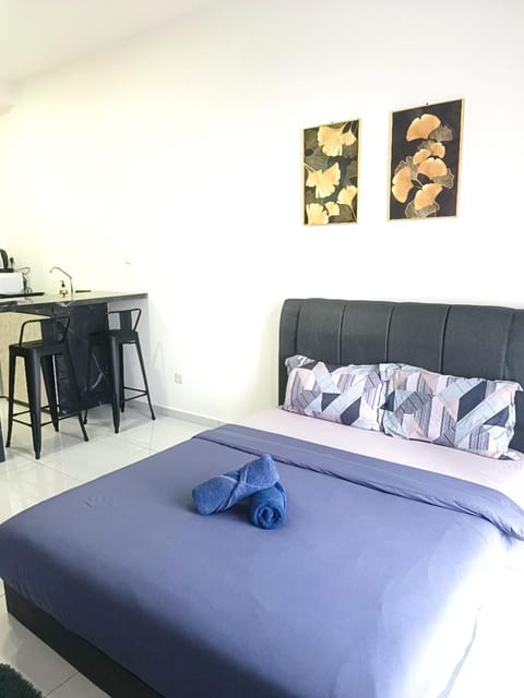 Photo of the whole room, Bedroom, towels