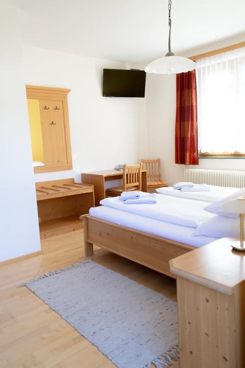 Bed, TV and multimedia, Photo of the whole room, Bedroom, towels