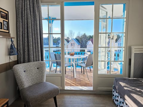 View (from property/room), Balcony/Terrace, Living room, Lake view