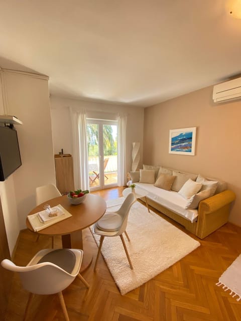 TV and multimedia, Living room, Seating area, Dining area, air conditioner