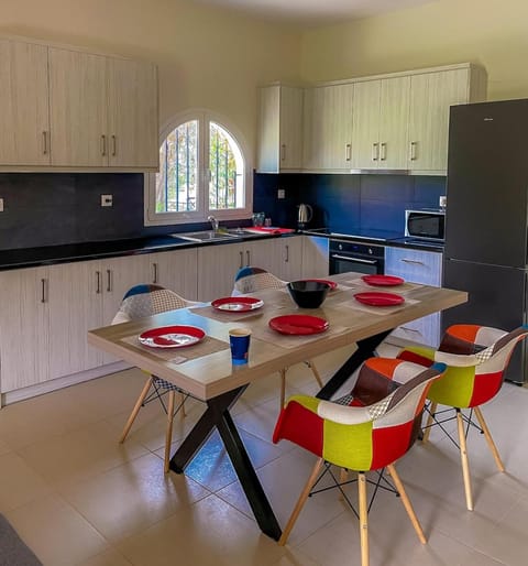 Kitchen or kitchenette, Dining area, stove