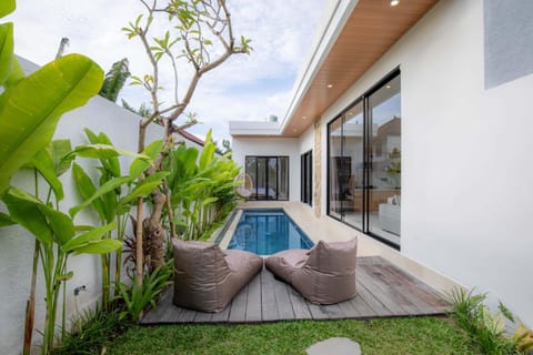 Property building, Patio, Day, Garden, Garden view, Pool view, Swimming pool, Swimming pool, sunbed