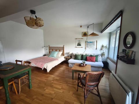 Bed, Living room, Photo of the whole room, Seating area, Bedroom
