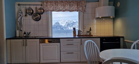 Basecamp Djupvik, Lyngen alps panorama House in Troms Og Finnmark