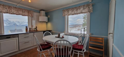 Basecamp Djupvik, Lyngen alps panorama House in Troms Og Finnmark