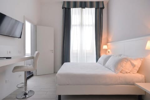 Bed, TV and multimedia, Bedroom