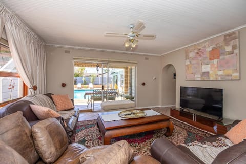 Communal lounge/ TV room, TV and multimedia, Living room, Seating area, Evening entertainment