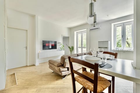 TV and multimedia, Kitchen or kitchenette, Living room, Seating area