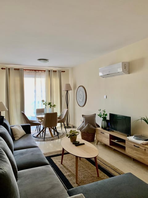 TV and multimedia, Living room, Seating area, Dining area, air conditioner