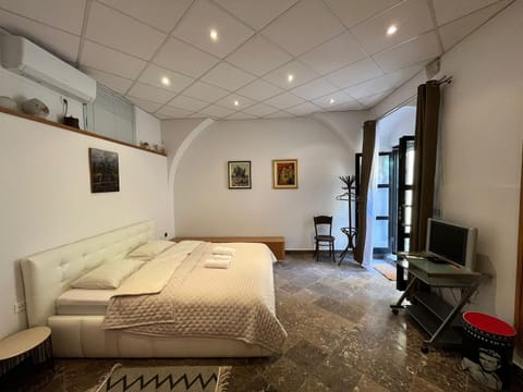 TV and multimedia, Seating area, Bedroom