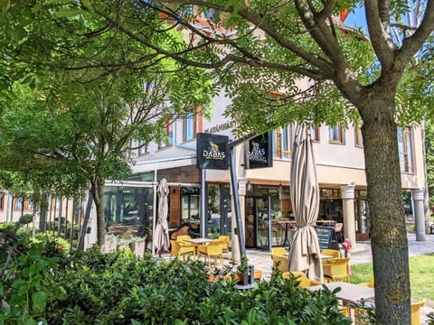Property building, Restaurant/places to eat, Garden, City view, Street view, Location