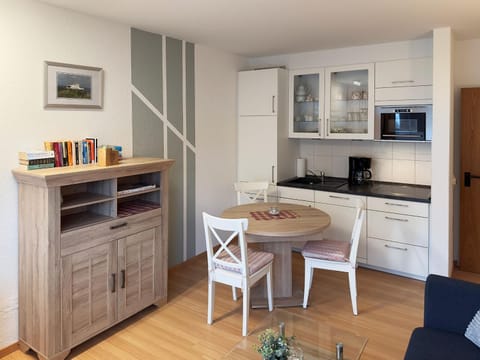 Kitchen or kitchenette, Dining area, stove