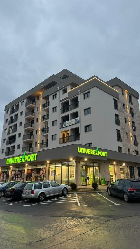 Property building, Supermarket/grocery shop, Location, Parking