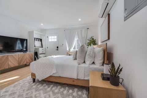 Brand New Apt w Parking Blocks from Downtown- A House in Sunnyvale