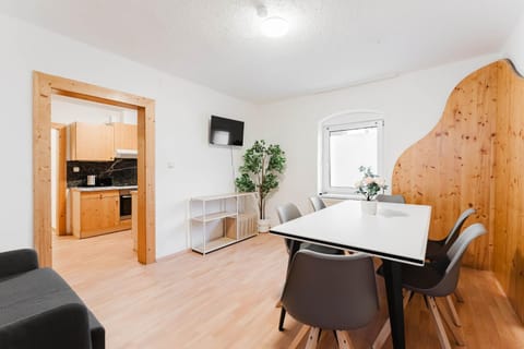 Communal lounge/ TV room, TV and multimedia, Seating area, Dining area, kitchen