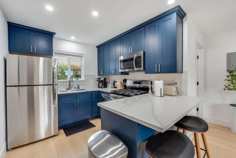 Brand New Apt w Parking Blocks from Downtown- B House in Sunnyvale