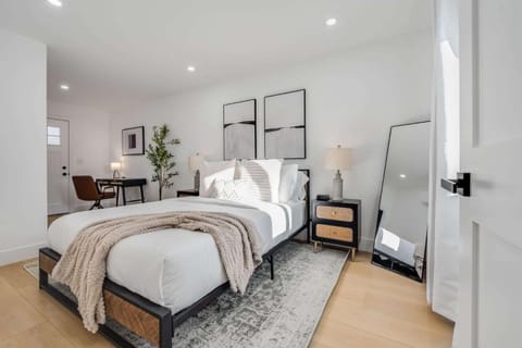 Brand New Apt w Parking Blocks from Downtown- B House in Sunnyvale