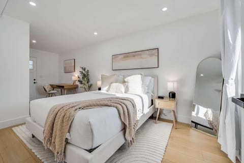 Brand New Apt w Parking Blocks from Downtown- C House in Sunnyvale