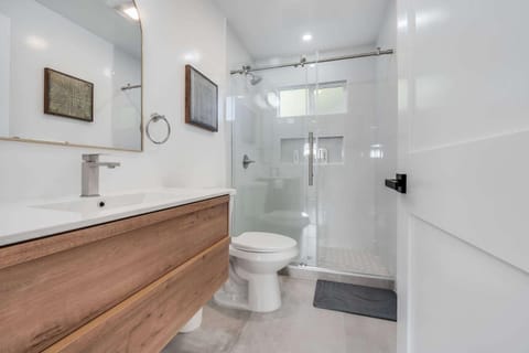 Brand New Apt w Parking Blocks from Downtown- E House in Sunnyvale