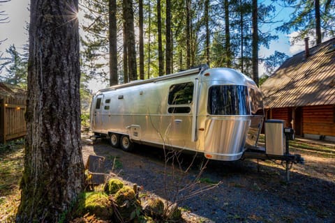Mt Hood Log Cabin! Fresh Remodel with Airstream 2 Cabin in Welches