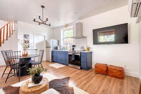 Mt Hood Log Cabin! Fresh Remodel with Airstream 2 Cabin in Welches