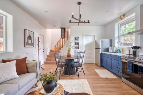 Mt Hood Log Cabin! Fresh Remodel with Airstream 2 Cabin in Welches