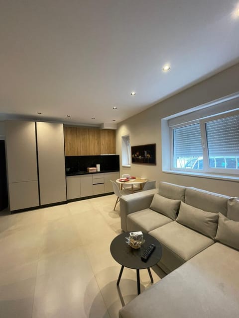 Kitchen or kitchenette, Living room, Seating area, minibar