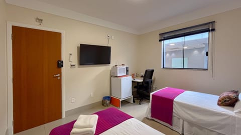 Bed, TV and multimedia, Photo of the whole room, towels