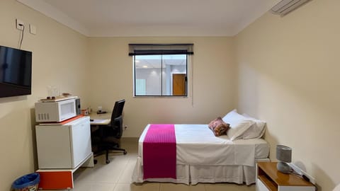 Bed, TV and multimedia, Photo of the whole room, Bedroom, minibar, oven