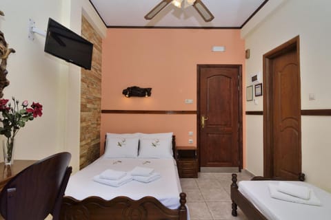 Bed, TV and multimedia, Photo of the whole room, Bedroom, towels