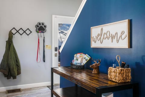 Mtn Views, Hot Tub, 2 Game Rms, Fire Pit, Pet Friendly, Top Mtn House in Massanutten