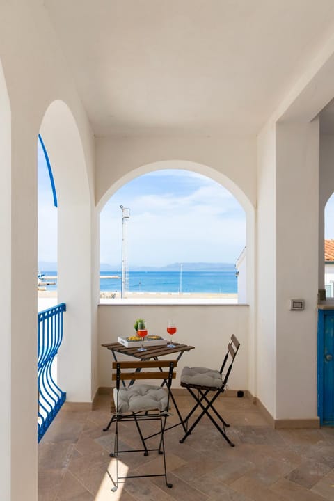 Day, Natural landscape, View (from property/room), Balcony/Terrace, Seating area, Dining area, Sea view